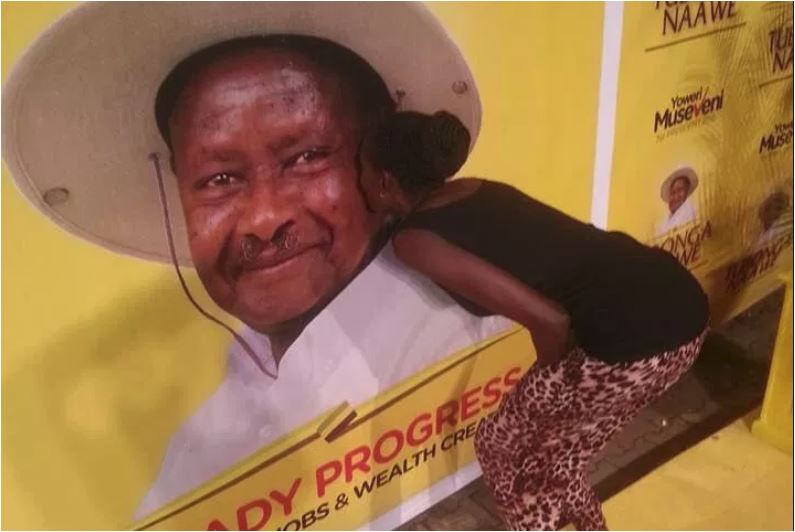 Museveni amsaka kichuna aliyembusu pichani