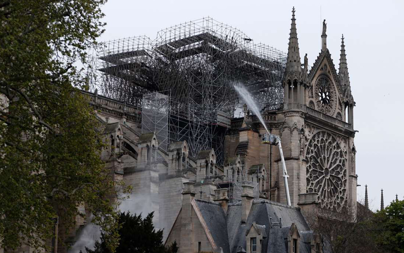 Moto wateketeza Notre Dame