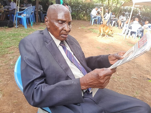 Polisi mstaafu mwenye umri wa miaka 102 bado anasoma Taifa Leo